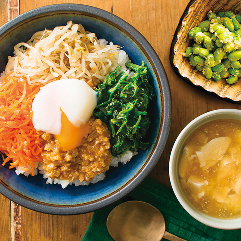 半熟卵入りビビンバ丼」、チーズ枝豆、豆腐のとろとろスープ（2人分