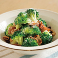 ブロッコリーとベーコンの粉チーズあえ
