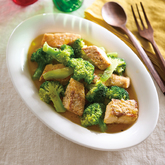 鮭とブロッコリーのコンソメスープ蒸し