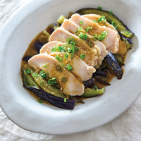 蒸し鶏となすのごまだれがけ