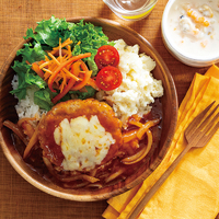 『ロコモコ丼（ポテトサラダ添え）』、『食べるスープ具だくさんクラムチャウダー』（2人分）