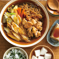 『産直鶏肉とネギのこっくり煮』、『粒入り金胡麻どうふ』、はんぺんのお吸い物、わかめごはん（2人分）