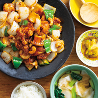 『鶏肉とカシューナッツ炒め』、セロリの中華風浅漬け、小松菜とえびわんたんのスープ(3人分)