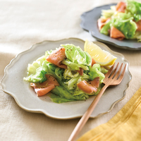 スモークサーモンとキャベツのサラダ