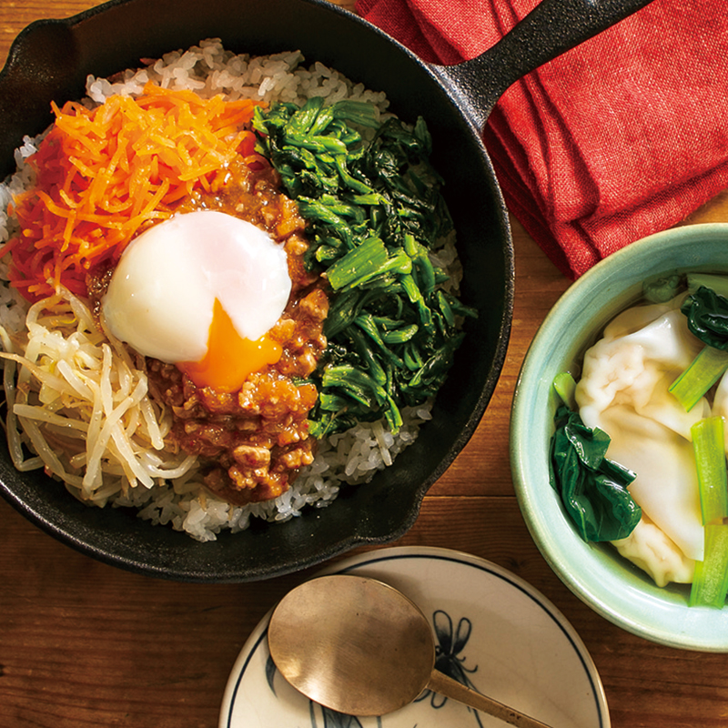 半熟卵入りビビンバ丼』、小松菜とえびわんたんのスープ（2人分