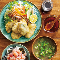 『アジかわり揚げ』、『7品目の大根サラダ』、ミニ3種の海鮮丼、夏野菜のみそ汁（2人分）