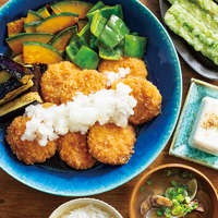 『チキンカツと夏野菜のおろし煮』、『ちくわの磯辺揚げ』、塩ごまやっこ、あさりのみそ汁（3人分）