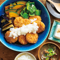 『チキンカツと夏野菜のおろし煮』、塩ごまやっこ、あさりのみそ汁（2人分）