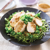 しっとり蒸し鶏のごまだれサラダ