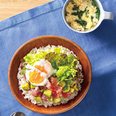 まぐろアボカドポキ丼＆たまごとほうれん草のスープ