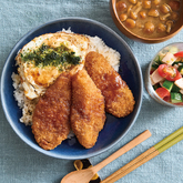 白身魚と目玉焼きのたれカツごはん、ハムときゅうりのチョップドサラダ、なめこのみそ汁（3人分）