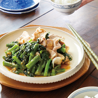 つるむらさきと豚肉のにんにくみそ蒸し