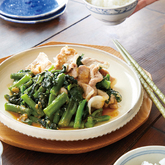 つるむらさきと豚肉のにんにくみそ蒸し