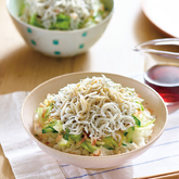 たっぷりしらすとシャキシャキ野菜のさっぱり丼