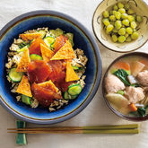 まぐろのおいなりさん風ちらし丼、『釜あげうぐいす豆』、豚だんごと根菜のみそ汁（3人分）