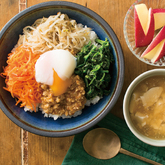 『半熟卵入りビビンバ丼』、豆腐のとろとろスープ、うさぎりんご（2人分）