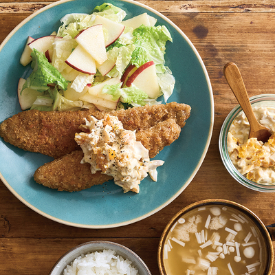 カレイの香草焼きと旨玉タルタル、白菜とりんごのサラダ、えのきのコンソメスープ（3人分）