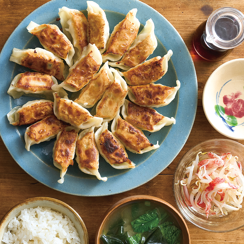 『餃子にしよう!』、もやしとかにかまの酢の物、小松菜とわかめのみそ汁(3人分)