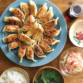 『餃子にしよう！』、もやしとかにかまの酢の物、小松菜とわかめのみそ汁（3人分）