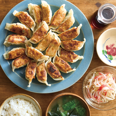 『餃子にしよう！』、もやしとかにかまの酢の物、小松菜とわかめのみそ汁（3人分）