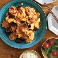 豚バラとふんわり卵のキムチ炒め、ほうれん草とトマトのみそ汁（3人分）