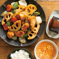 『根菜と産直鶏肉の黒酢炒め』、『粒入り黒胡麻どうふ』、ミックスベジスープ（2人分）