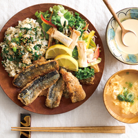 『北海道ザンギ風さんま唐揚げ』、ちくわと10品目の彩り和サラダ、かきたまみそ汁、春菊の香味ごはん（2人分）