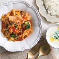 『産直豚肉と野菜のトマトソース蒸し』、『じゃがいもポタージュ』（2人分）