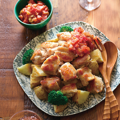 こんがりチキンとポテトのざくざくトマトソース