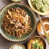 『具だくさんの産直牛肉きんぴら』、『たことチーズの磯辺揚げ』、白菜とお揚げのみそ汁（3人分）