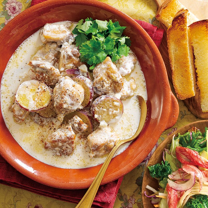 シュクメルリ、かにかまと彩りリーフのサラダ、『こだわり酵母食パン』のトースト（3人分）