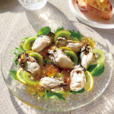 蒸しかきとキウイのコンソメジュレがけ