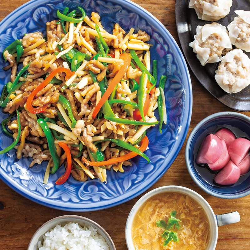 『産直豚肉のチンジャオロース』、『肉焼売』、『月山赤かぶ漬け』、たまごの中華スープ（3人分）