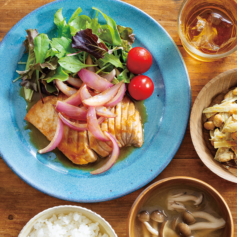 まぐろのコクうまジンジャーステーキ、ごぼうと大豆のカレーマヨサラダ、しめじのみそ汁（2人分）