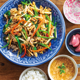 『産直豚肉のチンジャオロース』、『月山赤かぶ漬け』、たまごの中華スープ（2人分）