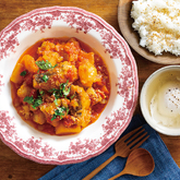 たらとじゃがいものトマト煮、まるごと卵のスープ、白ごまごはん（2人分）