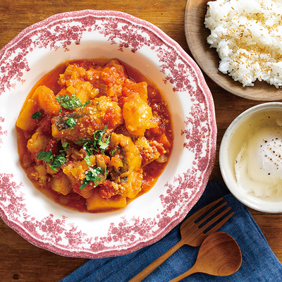 たらとじゃがいものトマト煮、まるごと卵のスープ、白ごまごはん（2人分）