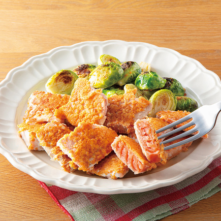 鮭のカリッとチーズ焼き ほっくり芽キャベツ添え