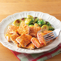 鮭のカリッとチーズ焼き ほっくり芽キャベツ添え