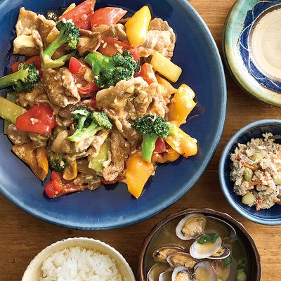 豚肉と彩り野菜の照りマヨ炒め、『こんにゃく白和え』、あさりのみそ汁（2人分）