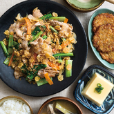 『産直豚バラ肉と打ち豆の炒め煮』、『国産しらす天』、『産直たまごの玉子どうふ』、揚げなすとまいたけのみそ汁（3人分）