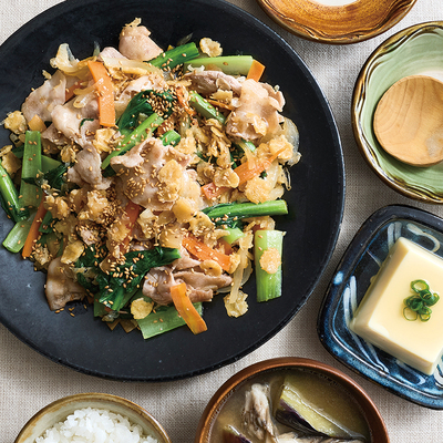 『産直豚バラ肉と打ち豆の炒め煮』、『産直たまごの玉子どうふ』、揚げなすとまいたけのみそ汁（2人分）