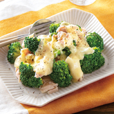 蒸しブロッコリーとササミのチーズソース