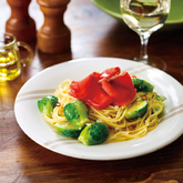 スモークサーモンと芽キャベツのスパゲッティ