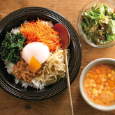 『半熟卵入りビビンバ丼』、サニーレタスのチョレギサラダ、ミックスベジスープ（3人分）