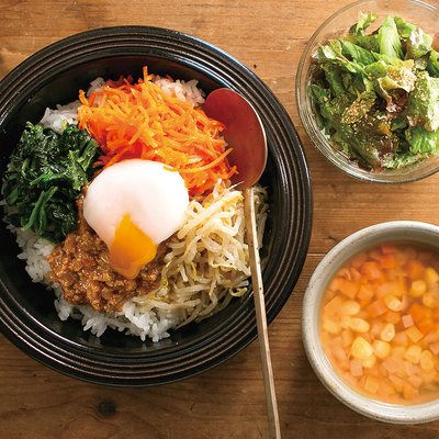 『半熟卵入りビビンバ丼』、サニーレタスのチョレギサラダ、ミックスベジスープ（3人分）