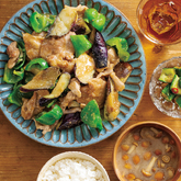 豚なすピーマンの甘みそ炒め、きゅうりの即席しょうゆ漬け、なめこのみそ汁（2人分）