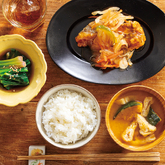 『白身魚の甘酢あんかけ』、ほうれん草のおひたし、かぼちゃとお揚げのみそ汁（2人分）