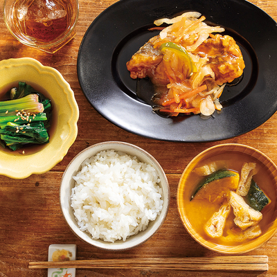 『白身魚の甘酢あんかけ』、ほうれん草のおひたし、かぼちゃとお揚げのみそ汁（2人分）