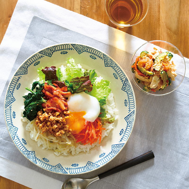 半熟卵入りキムチビビンバ丼＆蒸し鶏の中華風サラダ